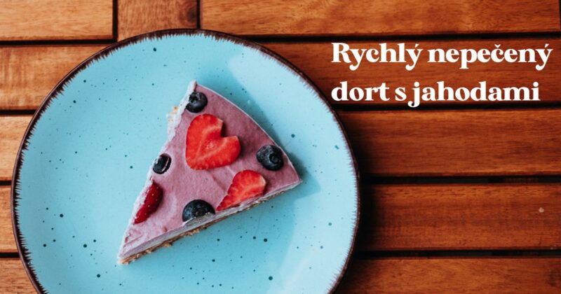 Recept na rychlý raw dort: nepečneý dort s jahodami.