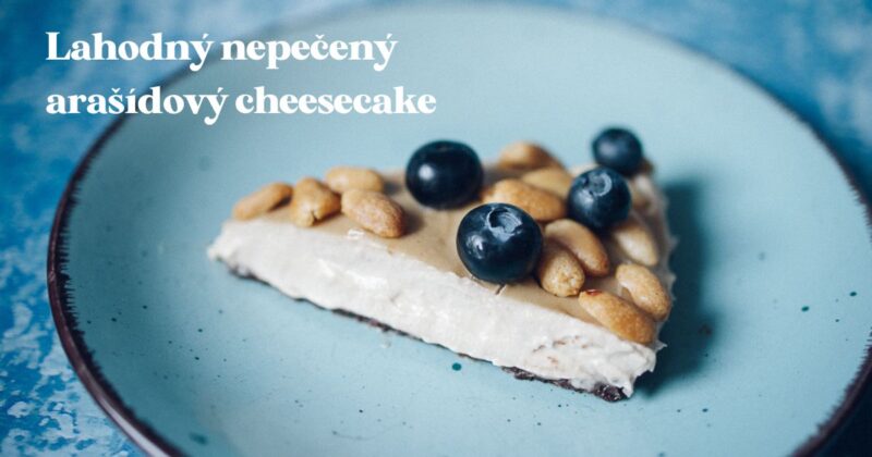 Arašídový nepečený cheesecake s burákovým máslem.