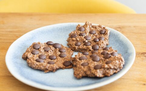 Čokoládové cookies bez cukru vyrábíme z banánu a ovesných vloček. Jsou tedy i bezlepkové