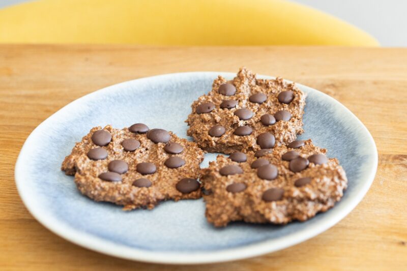 Čokoládové cookies bez cukru vyrábíme z banánu a ovesných vloček. Jsou tedy i bezlepkové